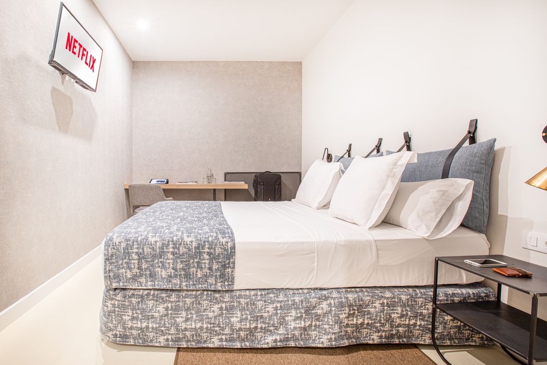 Standard Double Room - Bed and TV from the entrance